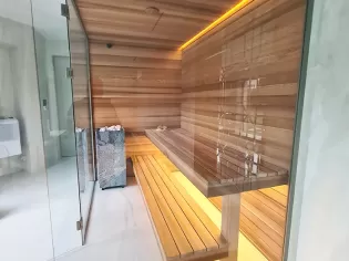 Строительство, отделка сауны со стеклянным фасадом
