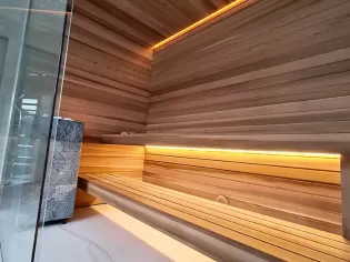 Строительство, отделка сауны со стеклянным фасадом