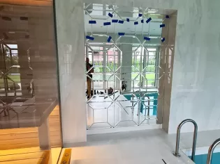 Строительство, отделка сауны со стеклянным фасадом