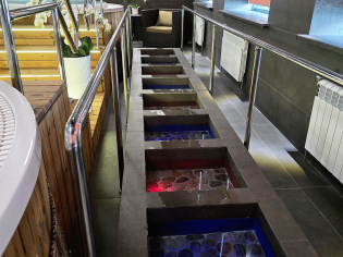 Снежная комната и дорожка Кнэйпа в санатории Приозёрный